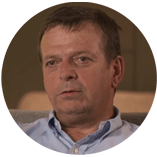 Person sitzt entspannt in einem gemütlich beleuchteten Innenraum