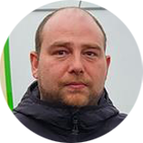 Mann mit einer Winterjacke