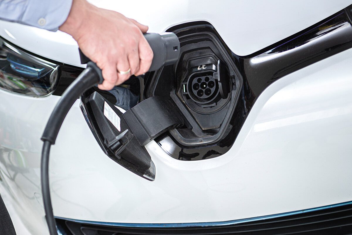 Ladekabel wird an ein Elektroauto angeschlossen