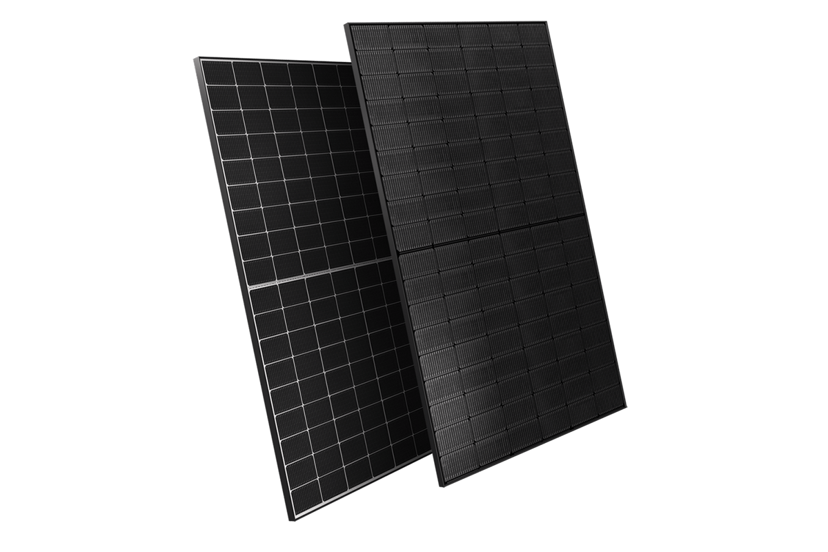 Zwei schwarze Photovoltaikmodule in schräger Ansicht
