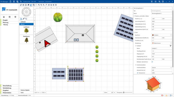 Screenshot der PV‑Manager Software mit Draufsicht auf mehrere Gebäude, Solarmodul‑Layouts und Landschaftselemente zur PV‑Planung